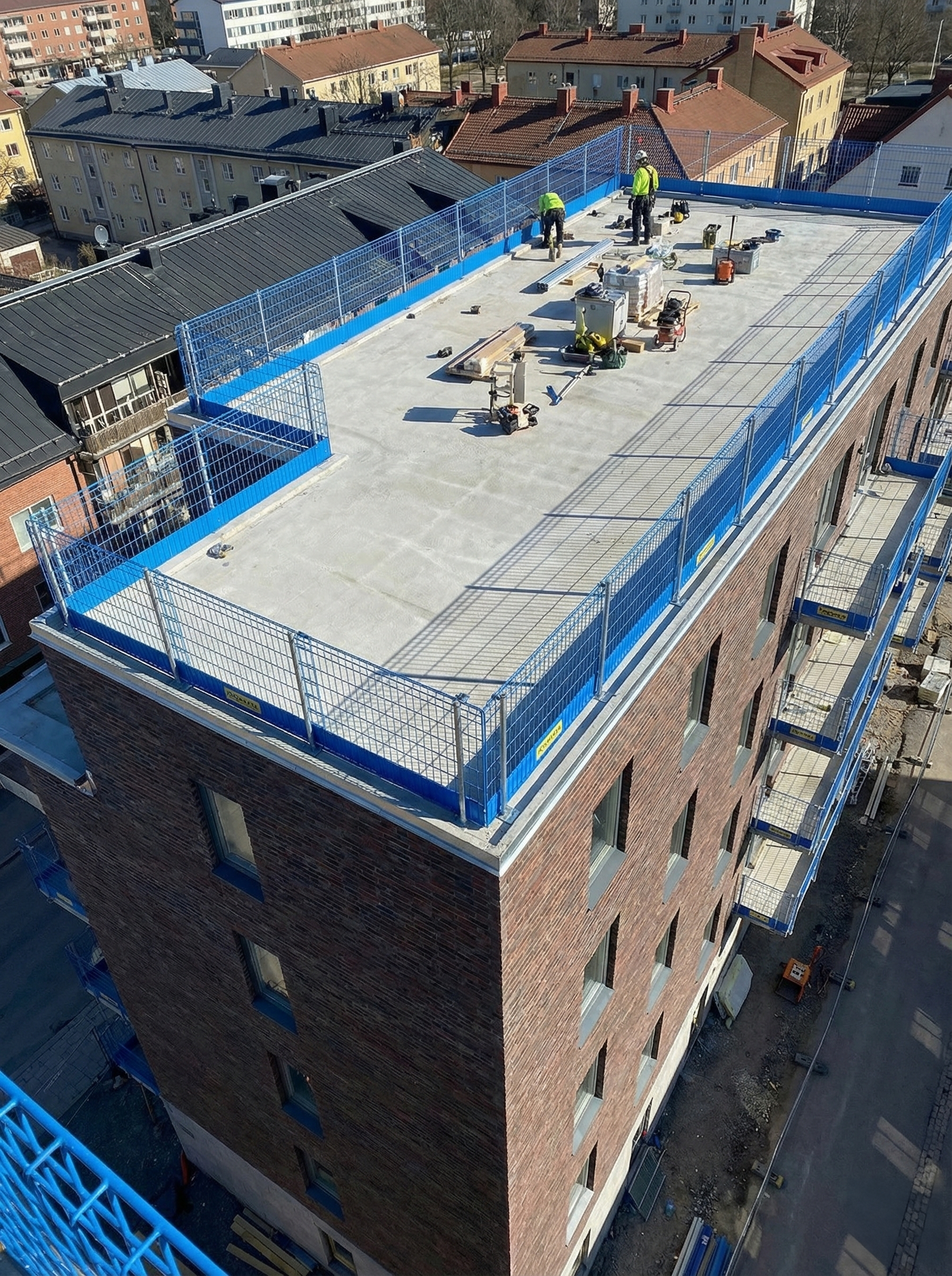 Skyddsräcken monterade på tak i Umeå